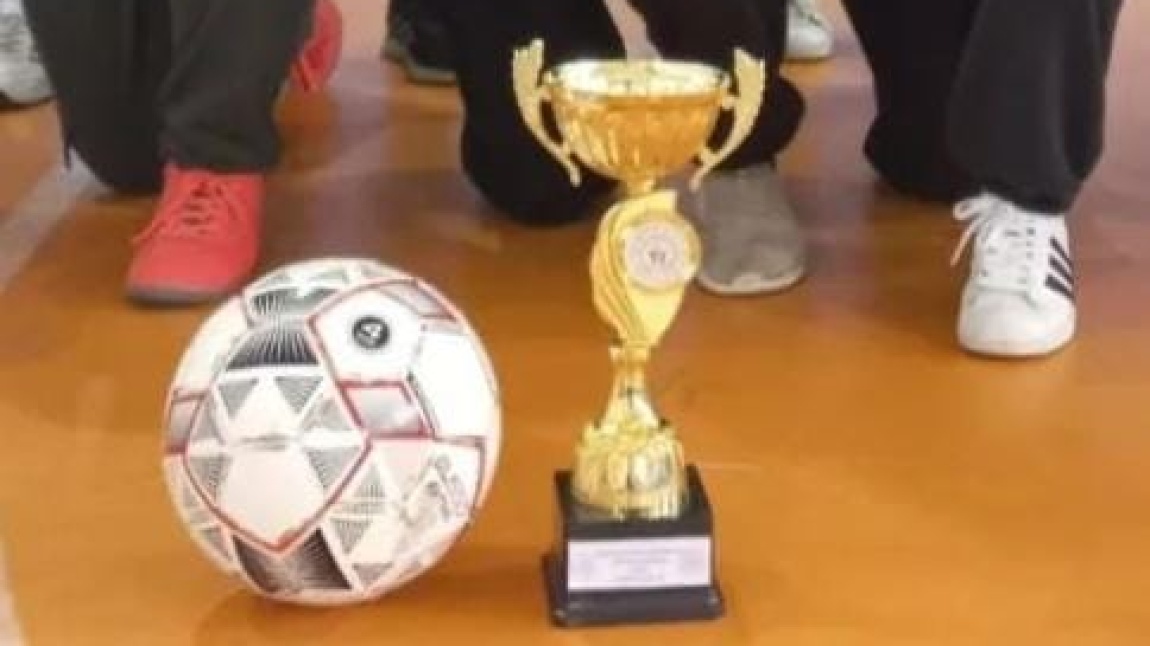 FUTSAL YILDIZ KIZ TAKIMIMIZ İLÇEDE 2. OLDU